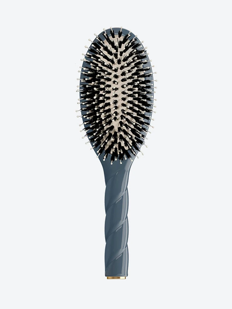 N.03 the essential soft large brush blue